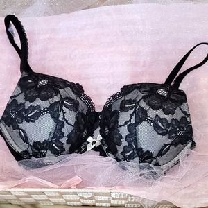 LIKE NEW Victoria Secret Black lace BRA 32D